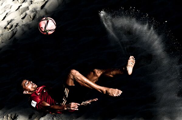 Spānijas izlases sportistis Čiki pasaules čempionātā pludmales futbolā starp Spānijas un AAE komandām - Sputnik Latvija