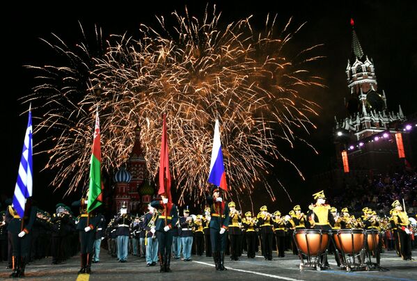 XIV Starptautiskā kara mūzikas festivāla &quot;Spasskas tornis&quot; svinīgā atklāšanas ceremonija Sarkanajā laikumā Maskavā - Sputnik Latvija