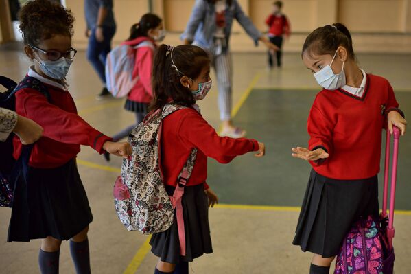 Skolēni medicīnas maskās gaida pie ieejas Luisa Amigo skolā Pamplonā Spānijas ziemeļos - Sputnik Latvija