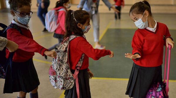 Ученики перед входом в школу Луиса Амиго в Памплоне, Испания - Sputnik Латвия