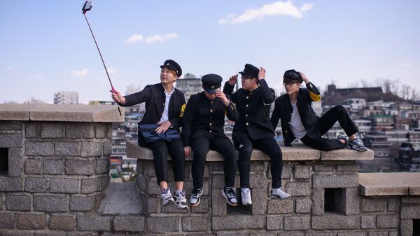 Корейская молодежь делает групповое селфи в школьной форме, Сеул, Южная Корея - Sputnik Latvija