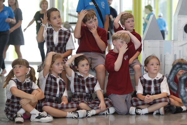 Дети из школы Christian Brother&#x27;s School во время посещения Детского музея Луизианы. - Sputnik Латвия