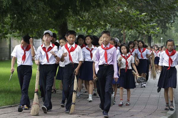 Школьники из Пхеньяна (Северная Корея) берут с собой веники, когда отправляются в общественные места. Веники нужны им, чтобы поддерживать чистоту. - Sputnik Латвия