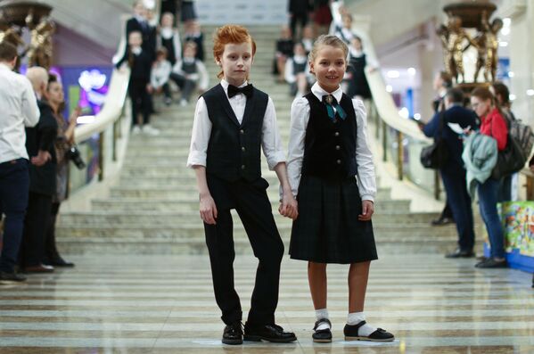 Bērni demonstrē skolēna formas tērpus – Maskavā notika skolas formas tērpu ražotāju izstāde - Sputnik Latvija