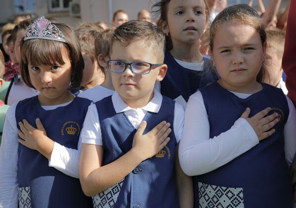 Румынские школьники слушают гимн своей страны. - Sputnik Латвия