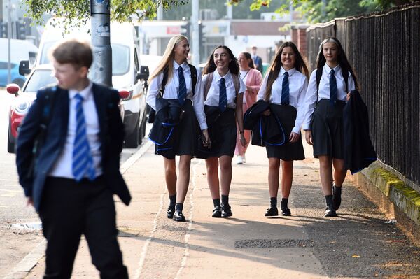Ученики возвращаются в одну из средних школ в Глазго после ослабления карантинных мер, введенных из-за пандемии COVID-19. - Sputnik Латвия