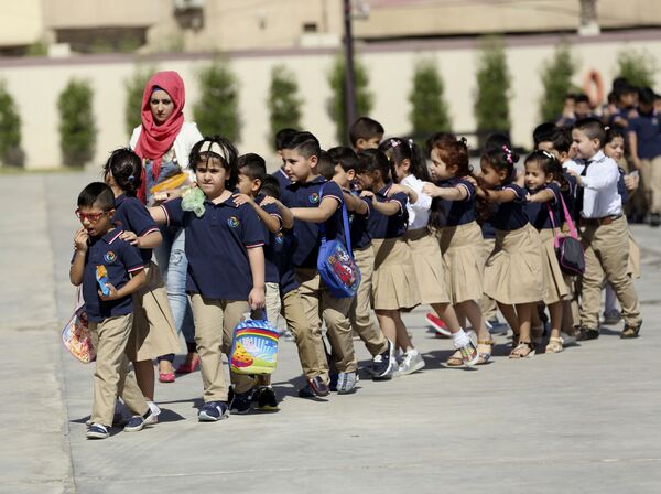 Школьники в Багдаде ожидают начала занятий. - Sputnik Латвия