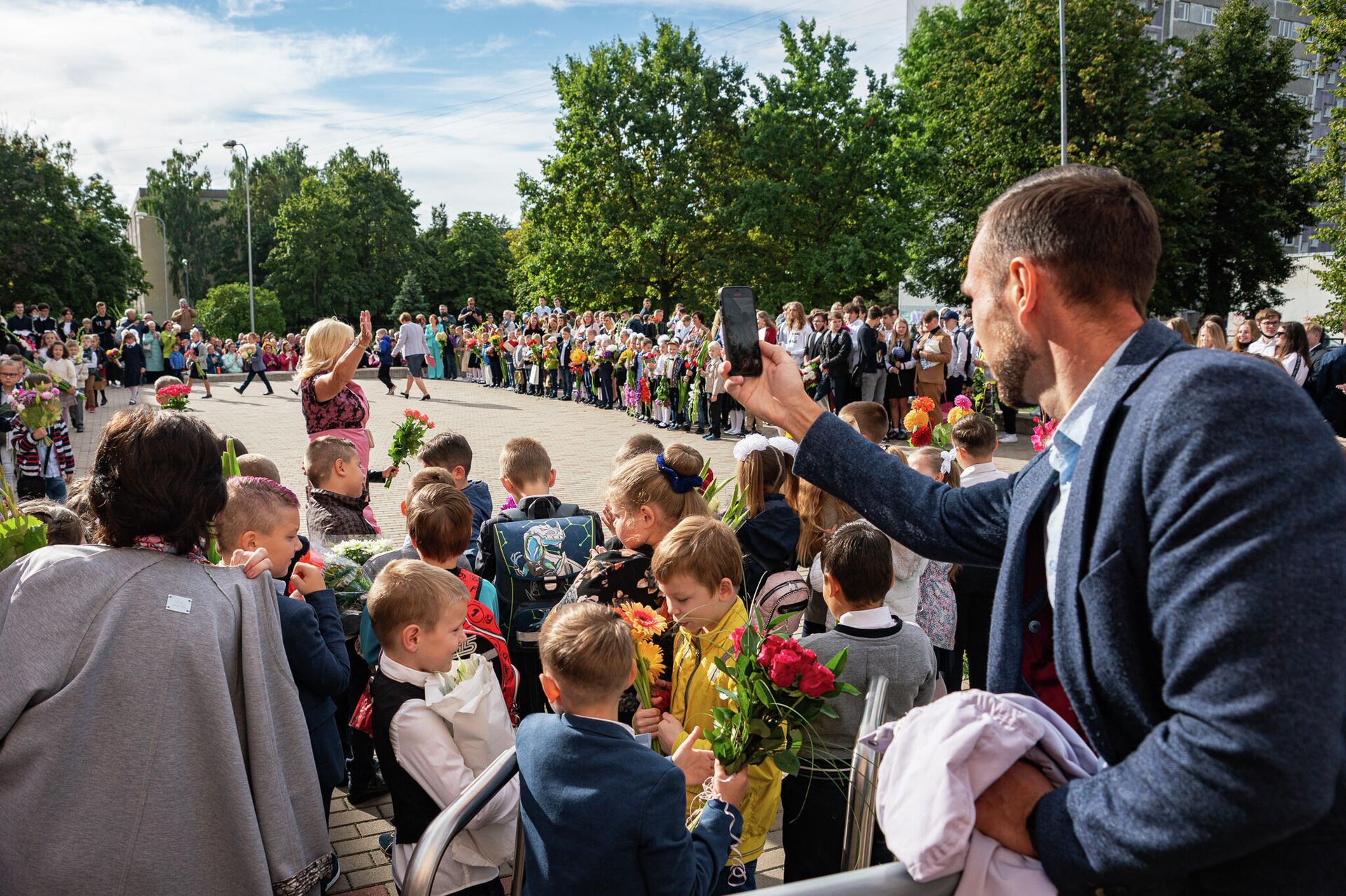 Родители учеников снимают происходящее на свои телефоны - Sputnik Латвия, 1920, 01.09.2021