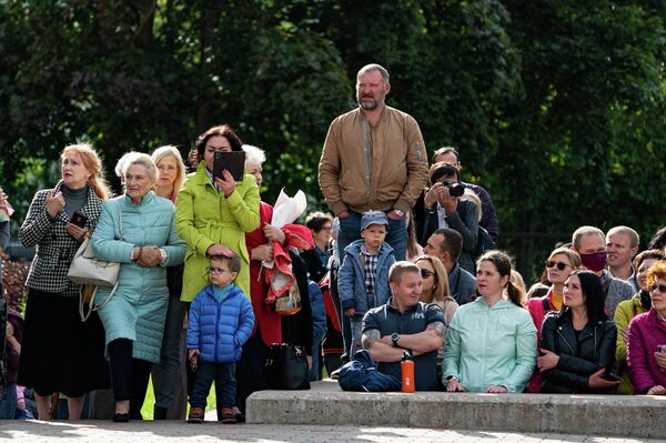 Родители учащихся Рижской средней школы №80 внимательно наблюдают за происходящим - Sputnik Латвия
