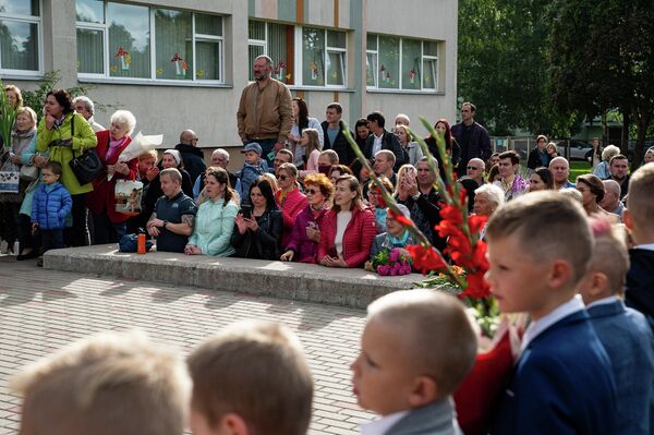 Большинство родителей учащихся Рижской средней школы №80 проигнорировало &quot;масочный режим&quot; - Sputnik Латвия