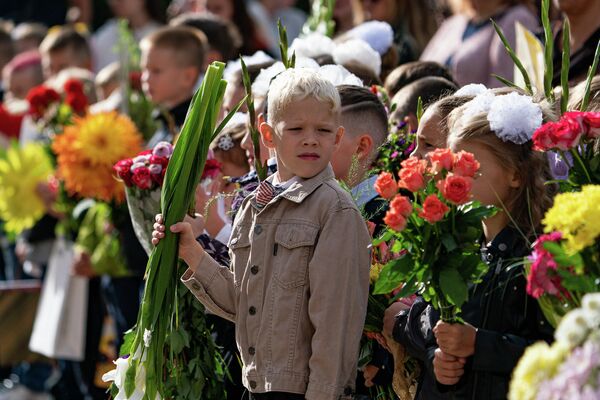 Первоклассники с букетами цветов 1 сентября - Sputnik Латвия
