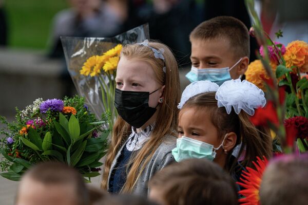 Учащиеся младших классов в масках - Sputnik Латвия