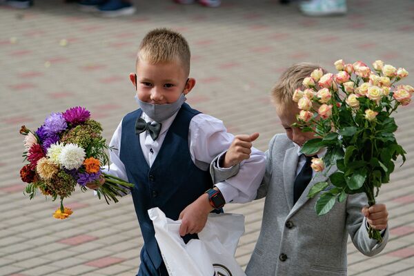 Ученики младших классов с цветами - Sputnik Латвия