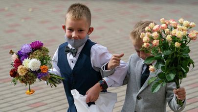 Ученики младших классов с цветами