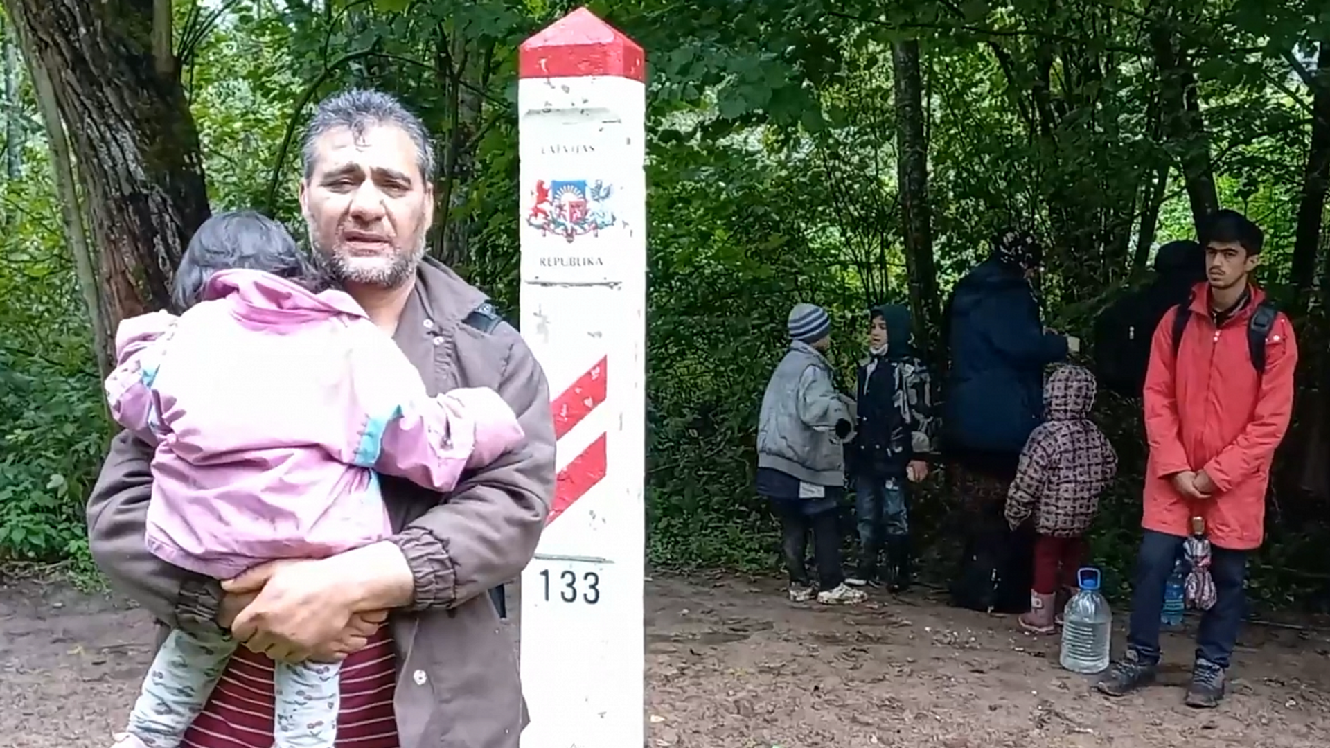 Афганские беженцы на латвийско-белорусской границе, 1 сентября 2021 года - Sputnik Латвия, 1920, 04.09.2021