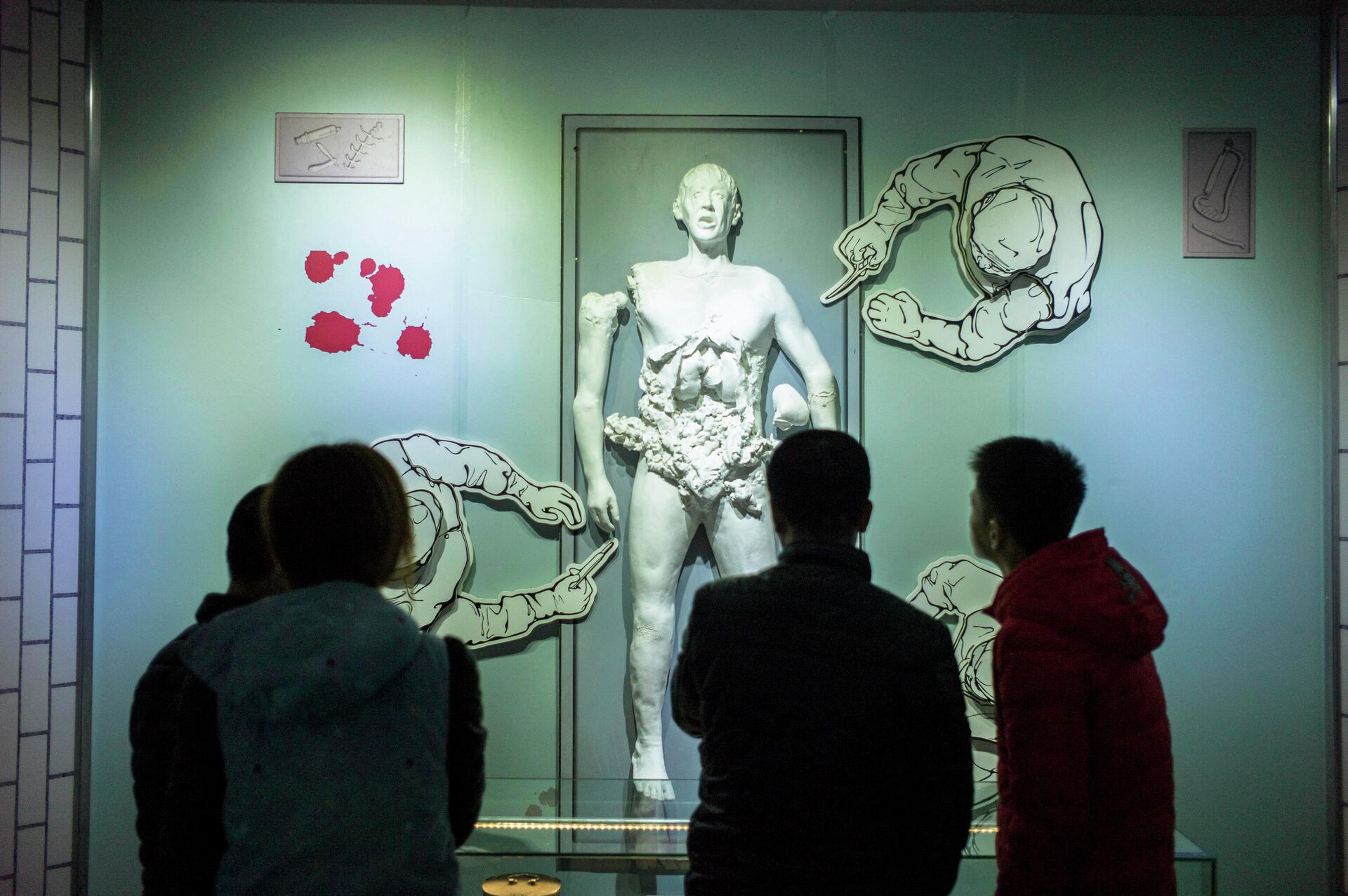 Посетители видят сцену экспериментов над людьми в музее Отряд 731, Харбин, провинция Хэйлунцзян, Китай, 7 января 2015 года - Sputnik Latvija, 1920, 07.09.2021