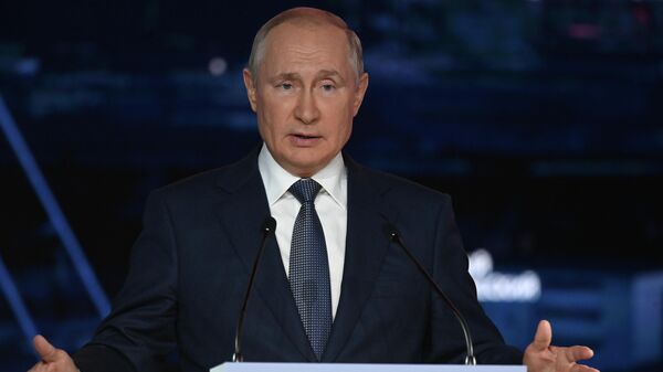 Президент РФ Владимир Путин выступает на пленарном заседании ВЭФ - Sputnik Латвия