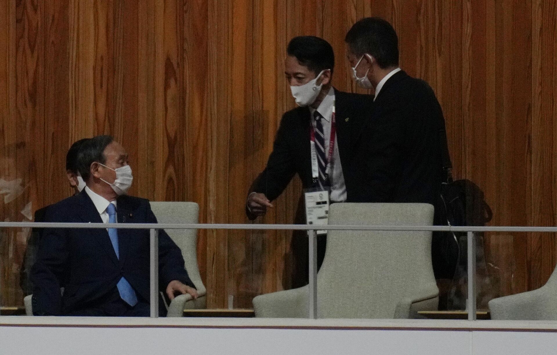 Премьер-министр Японии Ёсихидэ Суга (слева) на церемонии открытия XXXII летних Олимпийских игр в Токио - Sputnik Латвия, 1920, 03.09.2021