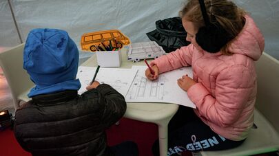 Дети могли собрать и разукраситть свой собственный "Рафик" из картона