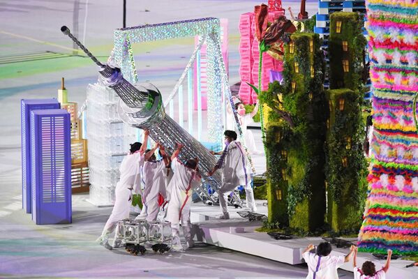 Театрализованное представление во время торжественной церемонии закрытия XVI летних Паралимпийских игр в Токио на Национальном олимпийском стадионе - Sputnik Латвия