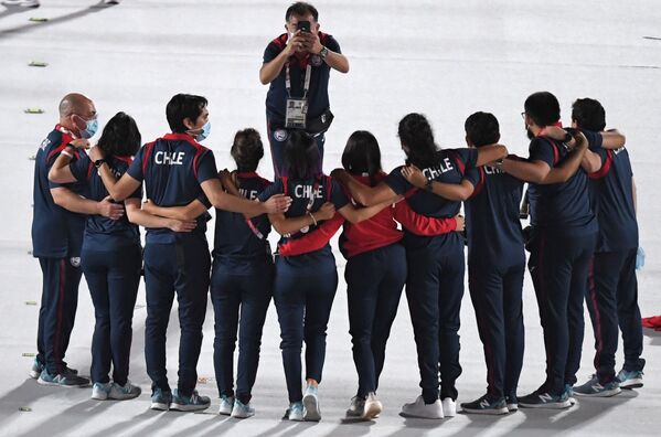 Спортсмены сборной Чили на Национальном олимпийском стадионе в Токио перед началом торжественной церемонии закрытия XVI летних Паралимпийских игр - Sputnik Латвия