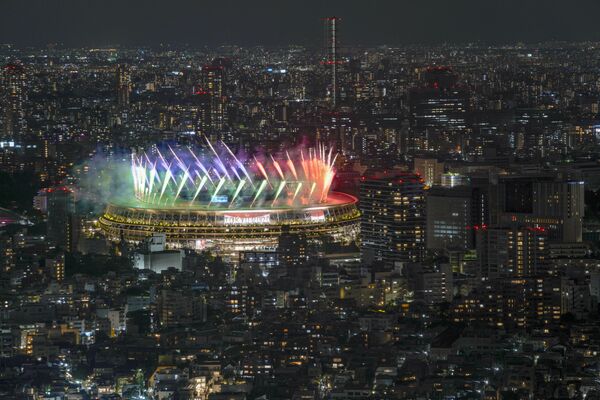 Вид со смотровой площадки Сибуя Скай на фейерверк над Национальном стадионом в Токио - Sputnik Латвия