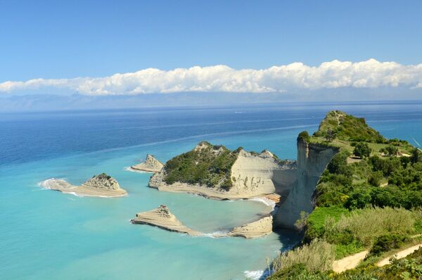Korfu ir desmit pludmales ar Zilo karogu.Slavenā Perulādes pludmale starp baltajām klintīm. - Sputnik Latvija