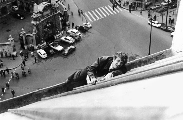Jaunībā Belmondo nācās upurēt sportista karjeru aktiermākslas labad, taču teicamā fiziskā forma ļoti labi palīdzēja aktiera karjerā. Foto: Belmondo uz jumta Parīzē filmas &quot;Bailes pār pilsētu&quot; uzņemšanas laikā, 1975. gads - Sputnik Latvija