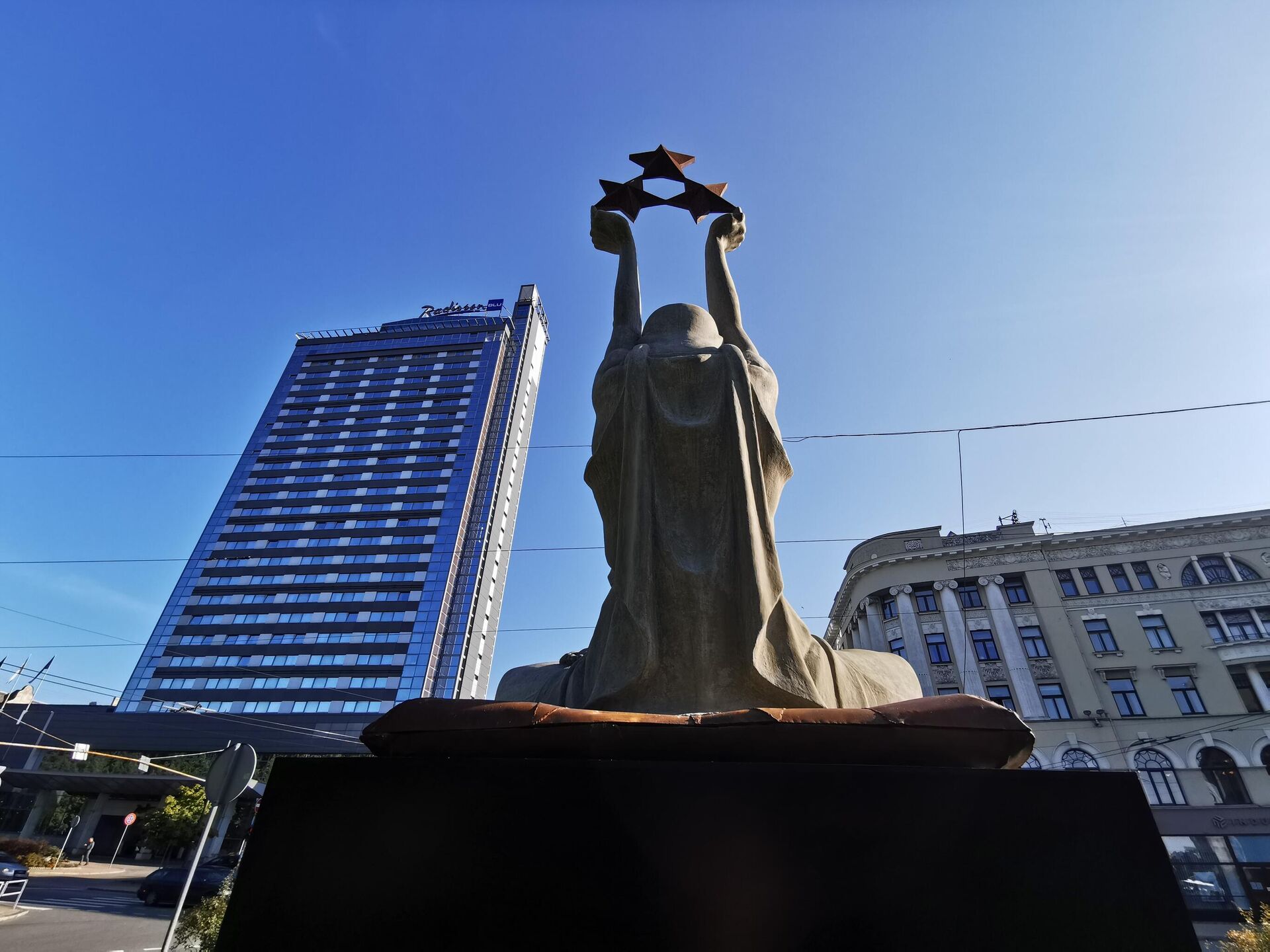 Статуя Свободы у здания кабинета министров Латвии в Риге - Sputnik Латвия, 1920, 07.09.2021
