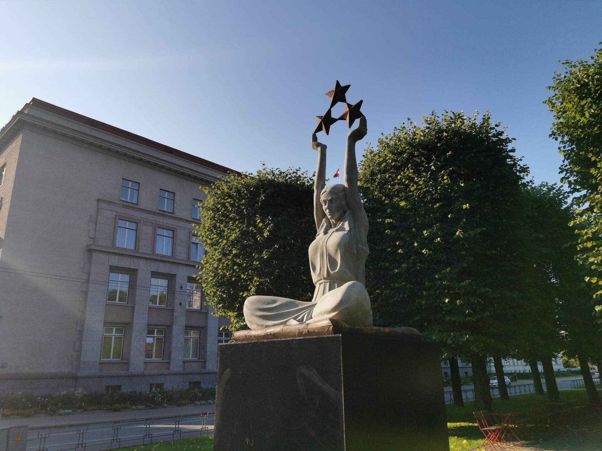 Статуя Свободы у здания кабинета министров Латвии в Риге - Sputnik Латвия, 1920, 07.09.2021
