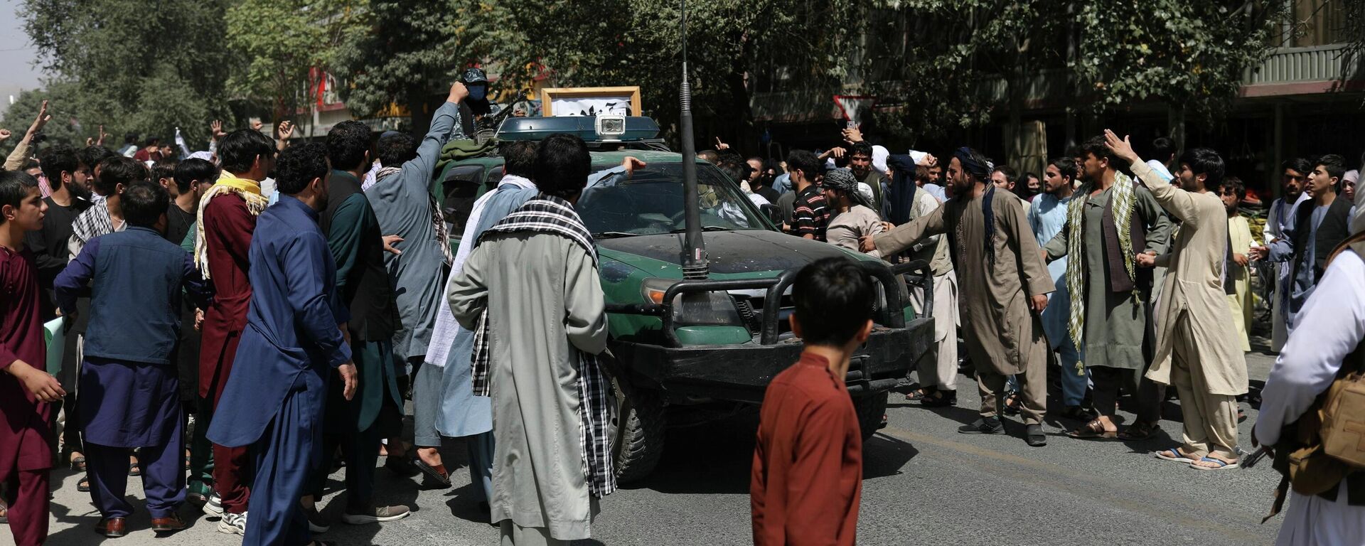 Протестующие в Кабуле окружили автомобиль с флагом движения Талибан (запрещено в РФ) - Sputnik Латвия, 1920, 07.09.2021