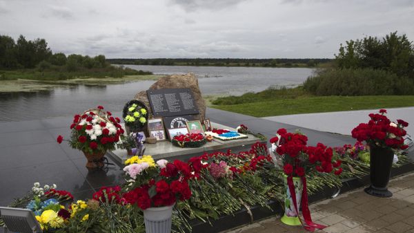 Мемориал на месте крушения самолета с командой хоккейного клуба Локомотив в поселке Туношна. - Sputnik Латвия
