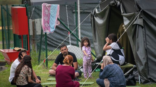 Нелегальные мигранты в лагере на границе Литвы и Белоруссии - Sputnik Латвия