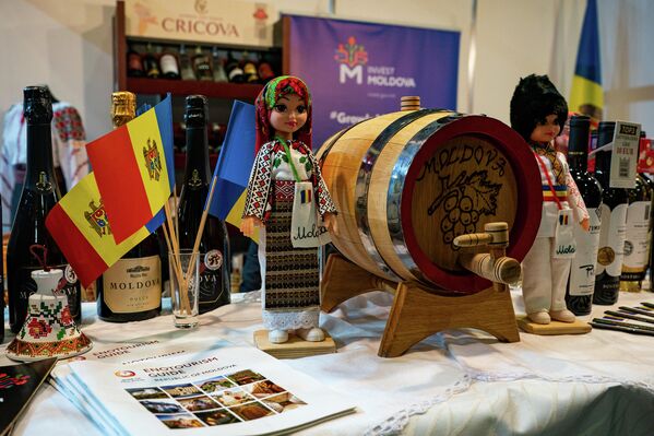 Tradicionālie vīni un citi pārtikas produkti Moldovas stendā - Sputnik Latvija