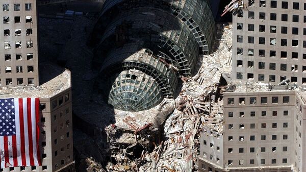Кусок обрушившегося здания после атаки 9/11 в Нью-Йорке  - Sputnik Латвия