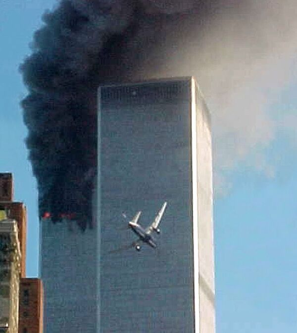 Первый самолет, захваченный смертниками, врезался в Северную башню World Trade Center в 08:46 утра. Второй - в Южную башню в 09:03. - Sputnik Латвия