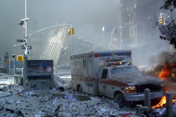 Скорая помощь горит после обрушения первой башни World Trade Center. - Sputnik Латвия