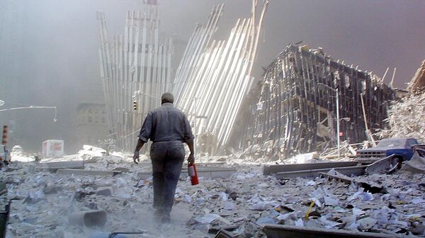 Мужчина с огнетушителем на месте атаки Всемирного торгового центра 11 сентября в Нью-Йорке  - Sputnik Latvija