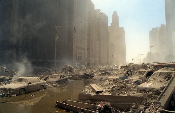 Обломки и пепел засыпали улицы Манхэттена.Когда самолеты таранили башни Всемирного торгового центра, в них находились примерно 17400 человек. - Sputnik Латвия