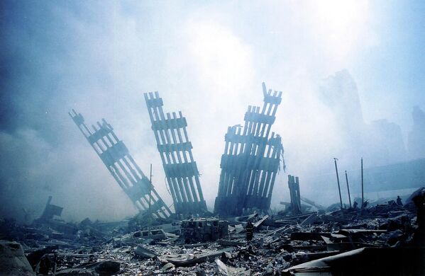 Обломки рухнувшей башни Всемирного торгового центра в Нью-Йорке.11 сентября Америка лишилась не просто архитектурной доминанты Нью-Йорка, а одного из самых известных символов своей свободы и американской мечты. - Sputnik Латвия