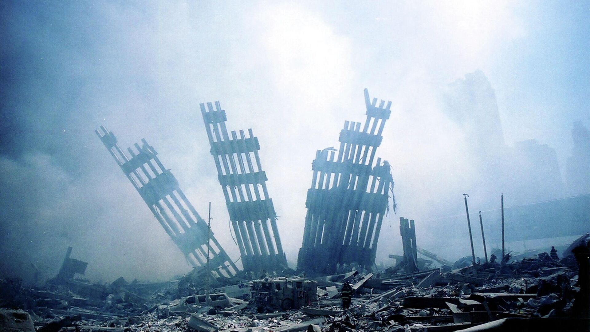 Обломки башен-близнецов Всемирного торгового центра тлеют после террористической атаки в нижнем Манхэттене - Sputnik Латвия, 1920, 11.09.2021