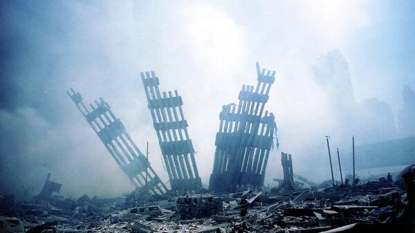 Обломки башен-близнецов Всемирного торгового центра тлеют после террористической атаки в нижнем Манхэттене - Sputnik Латвия