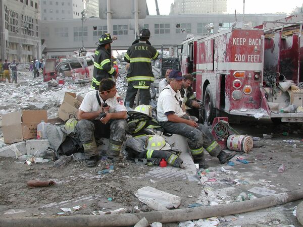 Пожарные Нью-Йорка во время ликвидации последствий терактов 11 сентября. - Sputnik Латвия