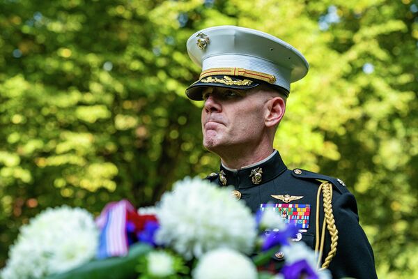 Американский военный на церемонии в память о жертвах терактов 11 сентября в Нью-Йорке - Sputnik Латвия