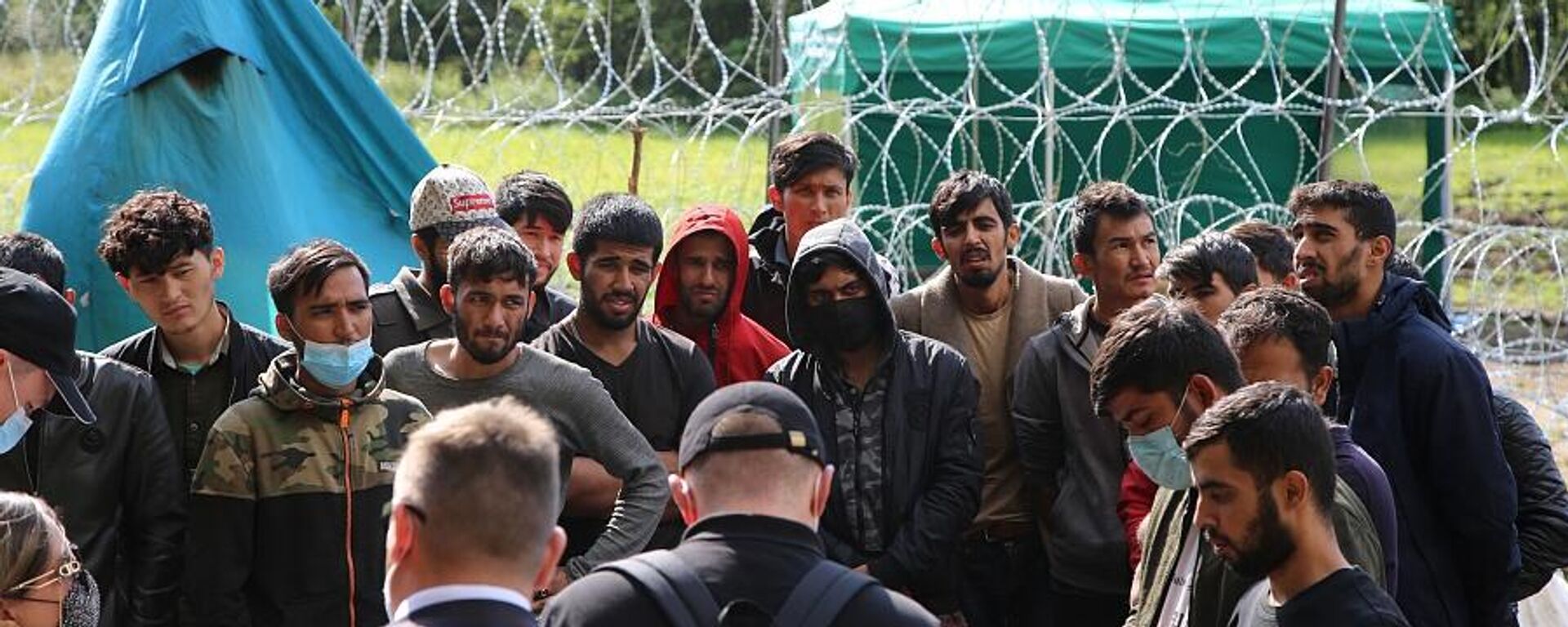 Афганские беженцы, находящиеся на польско-белорусской границе, 13 сентября 2021 года - Sputnik Латвия, 1920, 16.04.2025