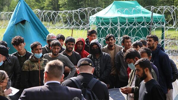 Афганские беженцы, находящиеся на польско-белорусской границе, 13 сентября 2021 года - Sputnik Латвия