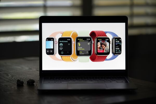 Новые Apple Watch Series 7 на экране ноутбука  - Sputnik Латвия