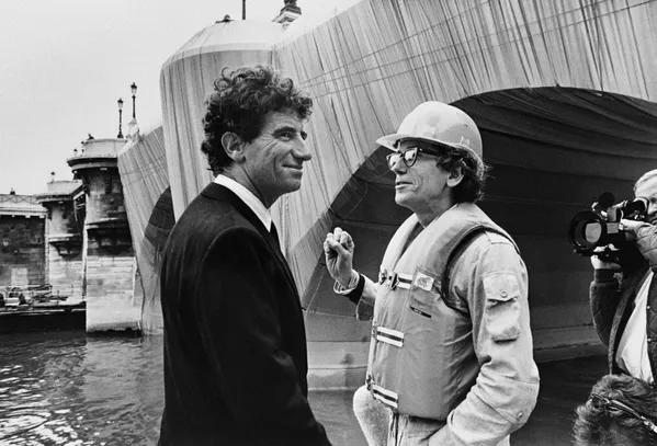 Francijas kultūras ministrs Džeks Langs un bulgāru izcelsmes mākslinieks Kristo pie audumā ietīta Le Pont Neuf (Jaunais tilts) Parīzē, 1985. gads - Sputnik Latvija