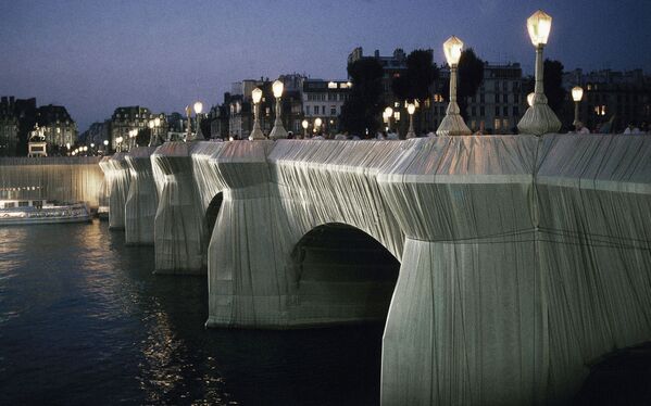 Bulgāru izcelsmes mākslinieka Kristo instalācija Le Pont Neuf (Jaunais tilts) Parīzē, 1985. gads - Sputnik Latvija