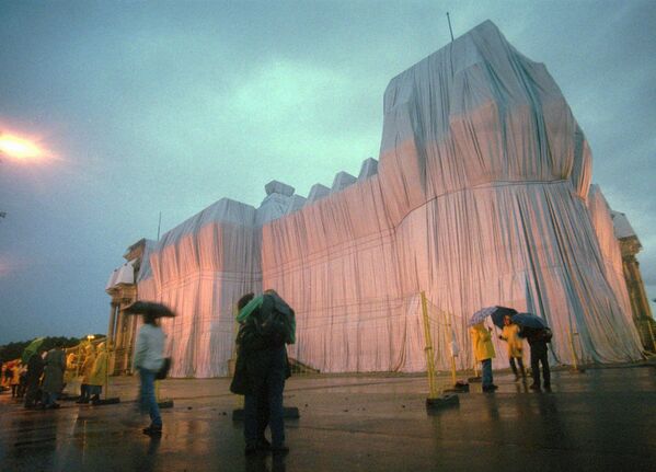 Bulgāru izcelsmes amerikāņu mākslinieka Kristo projekts &quot;Wrapped Reichstag&quot; (Ietīts Reihstāgs) Berlīne, 1995. gads - Sputnik Latvija